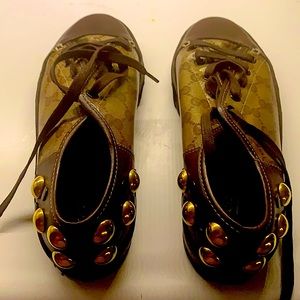 Gucci sneaker ladies never worn